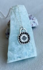 ⁦שרשרת משובצת עם צדף⁩ – תמונה ⁦2⁩