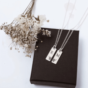 שרשרת לזוג - שתי שרשראות משולבות עם כתר חצוי