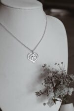 ⁦שרשרת לב כפול בשילוב אותיות ותאריך⁩ – תמונה ⁦2⁩