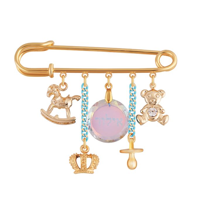 199e2e70-02b8-4062-8032-234f0ac6cd84 סיכת תינוק עם שם חרוט על גבי קריסטל סברובסקי ותליונים נוספים