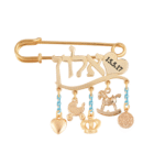 סיכת תינוק יוקרתית עם שם ותאריך מעוטרת בתליונים שונים