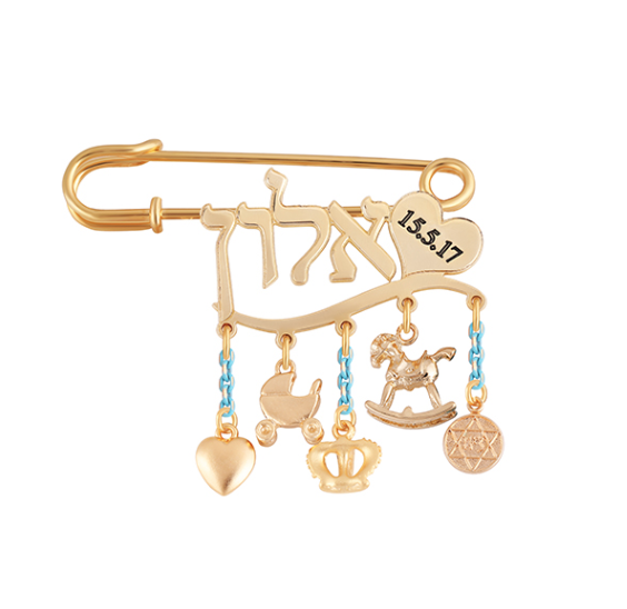 45233c01-37db-4e75-9a7b-cb4c7c9b92b5 סיכת תינוק יוקרתית עם שם ותאריך מעוטרת בתליונים שונים