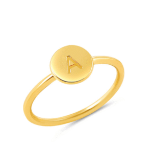 טבעת פס עם חריטה עמוקה ואות מוטבעת עליה