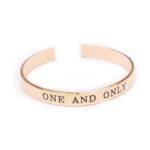 ⁦צמיד קשיח מוזהב עם חריטה עמוקה ומושחרת⁩ – תמונה ⁦2⁩