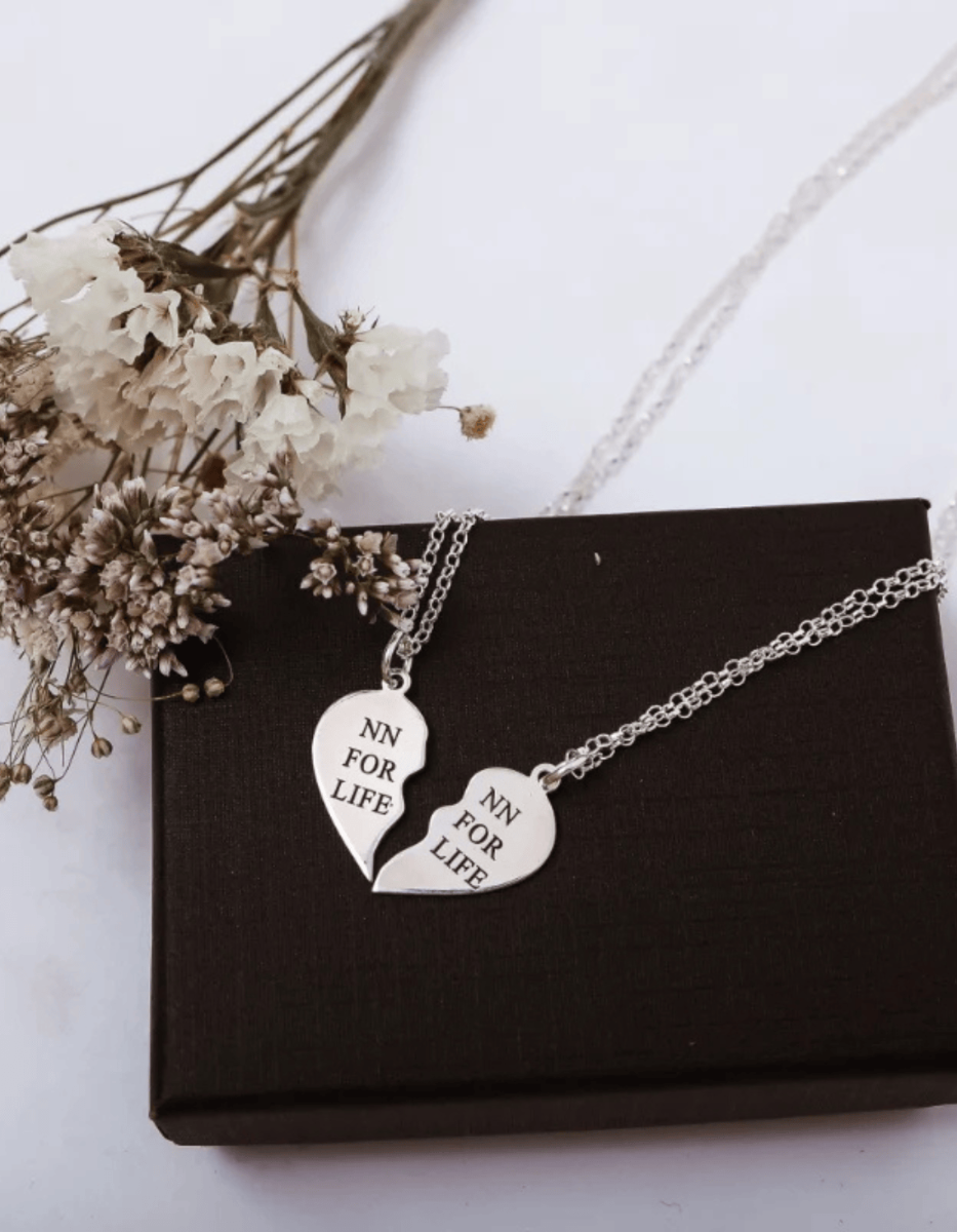 67b16158-b0ed-4c25-9350-285b26a4d9cc שרשרת לב חצוי עם כיתוב