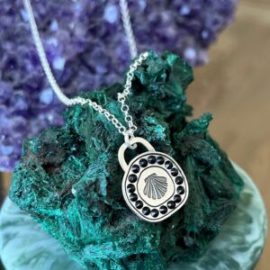 שרשרת משובצת עם צדף