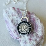 שרשרת משובצת עם אריה