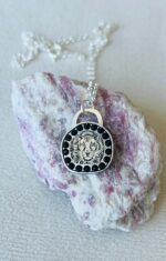 שרשרת משובצת עם אריה