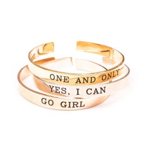 צמיד קשיח מוזהב עם חריטה עמוקה ומושחרת