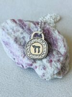 שרשרת משובצת "חי"