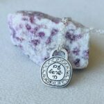 שרשרת משובצת עם ישראל חי