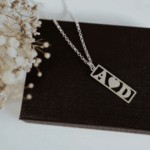 שרשרת אהבה מלבנית עם אותיות