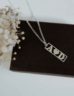 שרשרת אהבה מלבנית עם אותיות