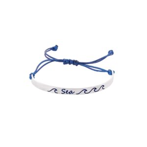 צמיד כסף מחובר לים ולחופש עם עיטור של גל בצבע כחול